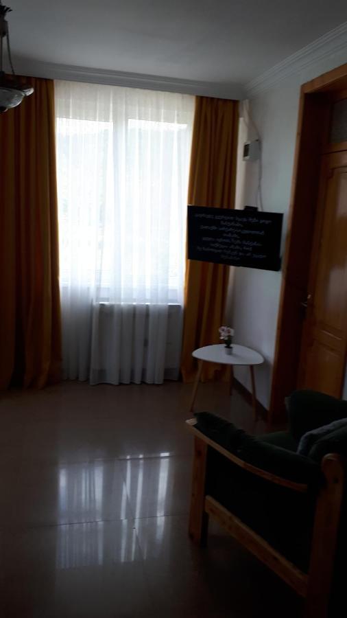 More Teona Gonio المظهر الخارجي الصورة