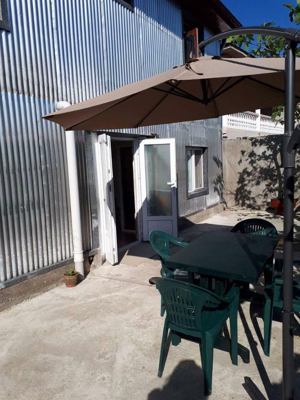 More Teona Gonio المظهر الخارجي الصورة
