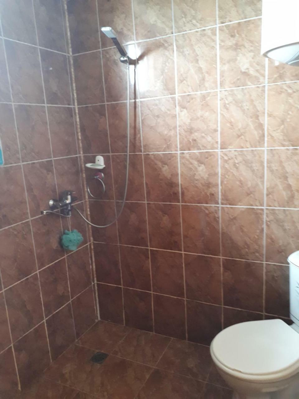 More Teona Gonio المظهر الخارجي الصورة